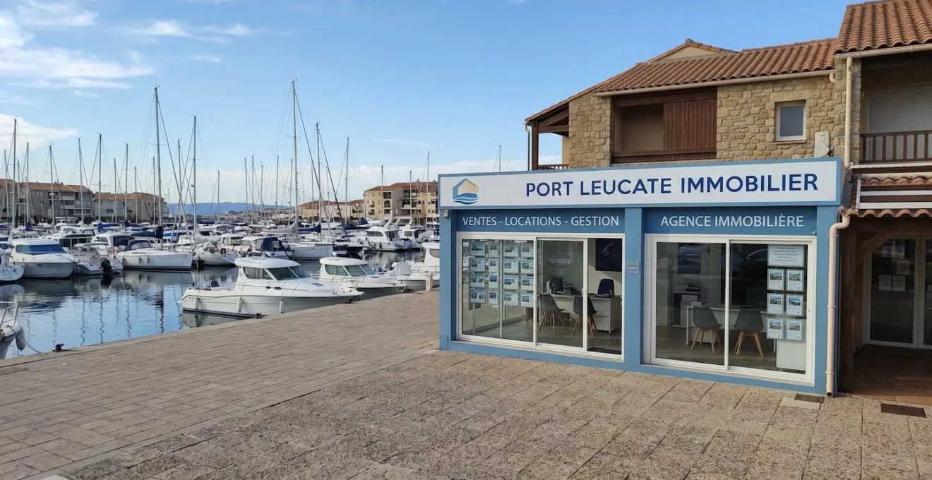 Façade de l'agence Port Leucate Immobilier sur le port de Port Leucate.