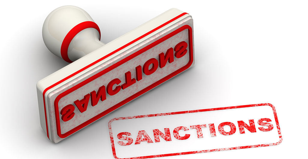 Épée suspendue au-dessus d'un contrat de location saisonnière français, avec gravures 20M€ et 45 000€ symbolisant sanctions CNIL et pénales, éclairage dramatique clair-obscur