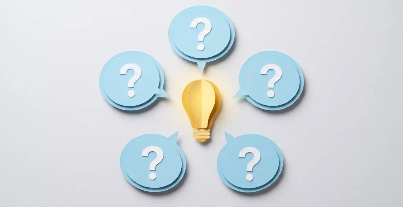 Cinq bulles de dialogue en papier avec points d'interrogation disposées en cercle autour d'une ampoule dorée allumée, symbolisant questions fréquentes et clarifications